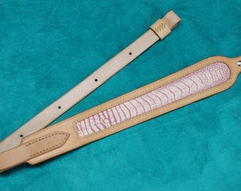 Handgefertigter Sling aus Leder mit einem Strauß