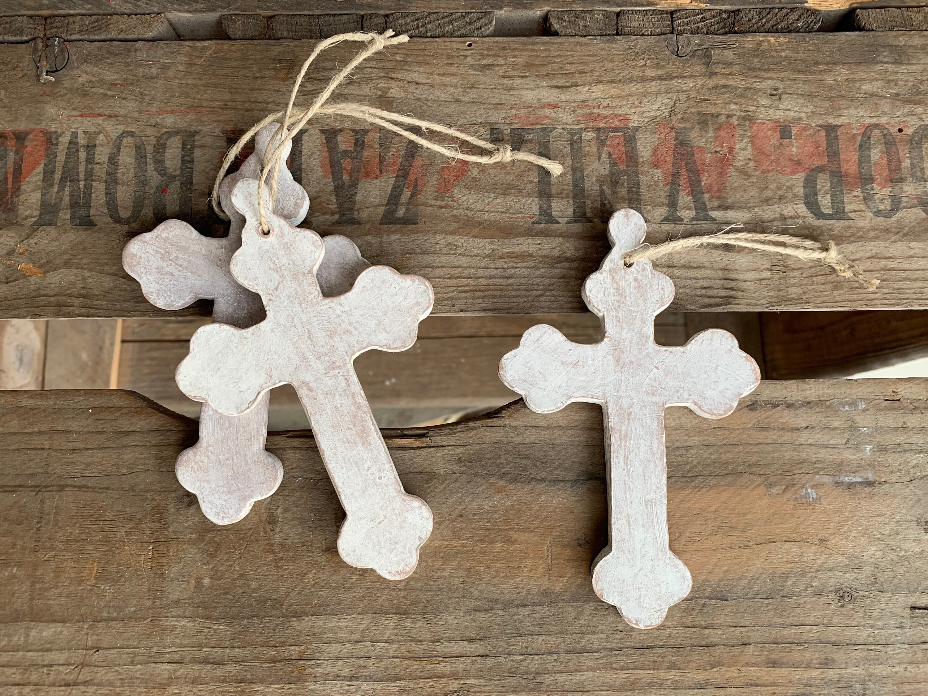 Croix Trèflée en Argile Ciré Blanche à Poser ou Suspendre