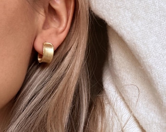 Round Hoop Earring, Basic Statement Earrings, Round Gold Huggie Earring, Chunky Hoop Earring, Gold hoop earrings, minimalist studs