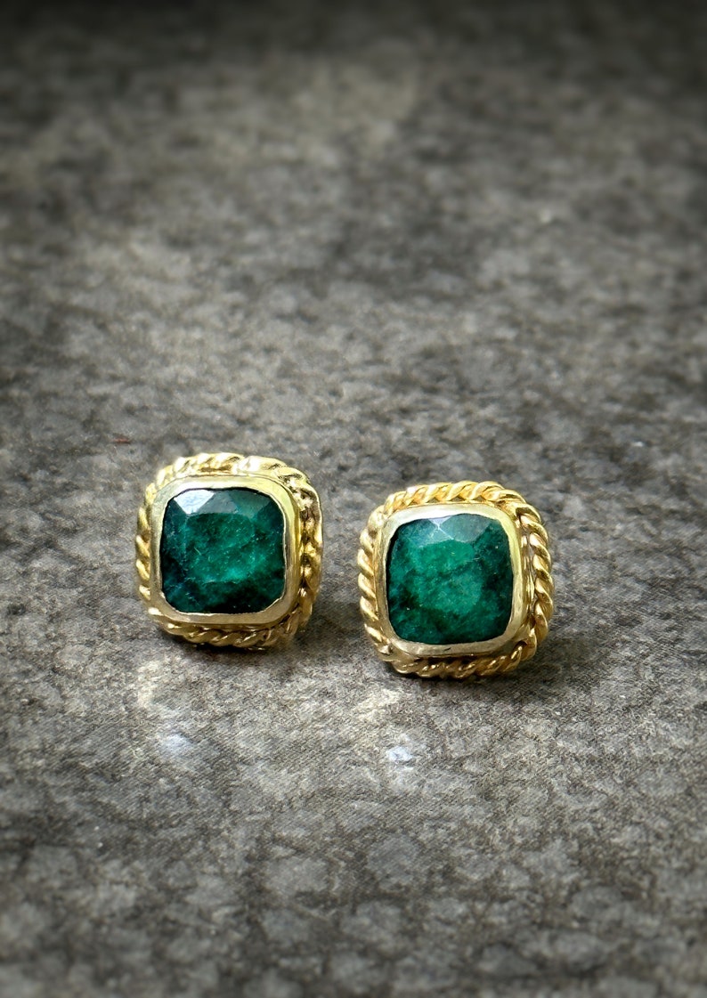 Puces d'oreilles émeraude, Puces d'oreilles émeraude de style vintage, petites boucles d'oreilles, pierre de naissance d'octobre, pierre verte, cadeau bijoux émeraude pour elle image 1