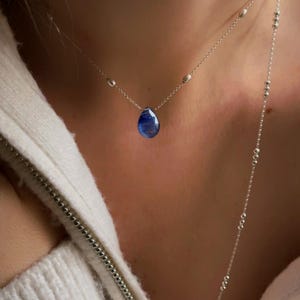 Saffierketting, blauwe saffierzilveren ketting, druppelvormige zilveren ketting, unieke saffierketting, cadeau voor moeder