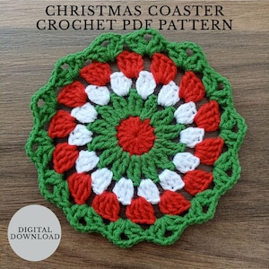 Peut inclure: Un dessous de verre de Noël crocheté avec un motif festif. Le dessous de verre présente un cercle rouge central entouré d'éléments verts, rouges et blancs en forme de pétales. Le texte "CHRISTMAS COASTER CROCHET PDF PATTERN" est en haut.