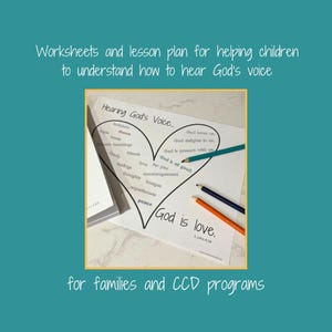 Op de afbeelding: Een zwart-witte printbare werkblaad met een hartvorm in het midden. Het hart is gevuld met woorden als "liefde", "vrede", "vreugde" en "vergeving". De tekst "Hearing God's Voice..." staat bovenaan het werkblad. De tekst "God is love. 1 John 4:16" staat onderaan het werkblad.