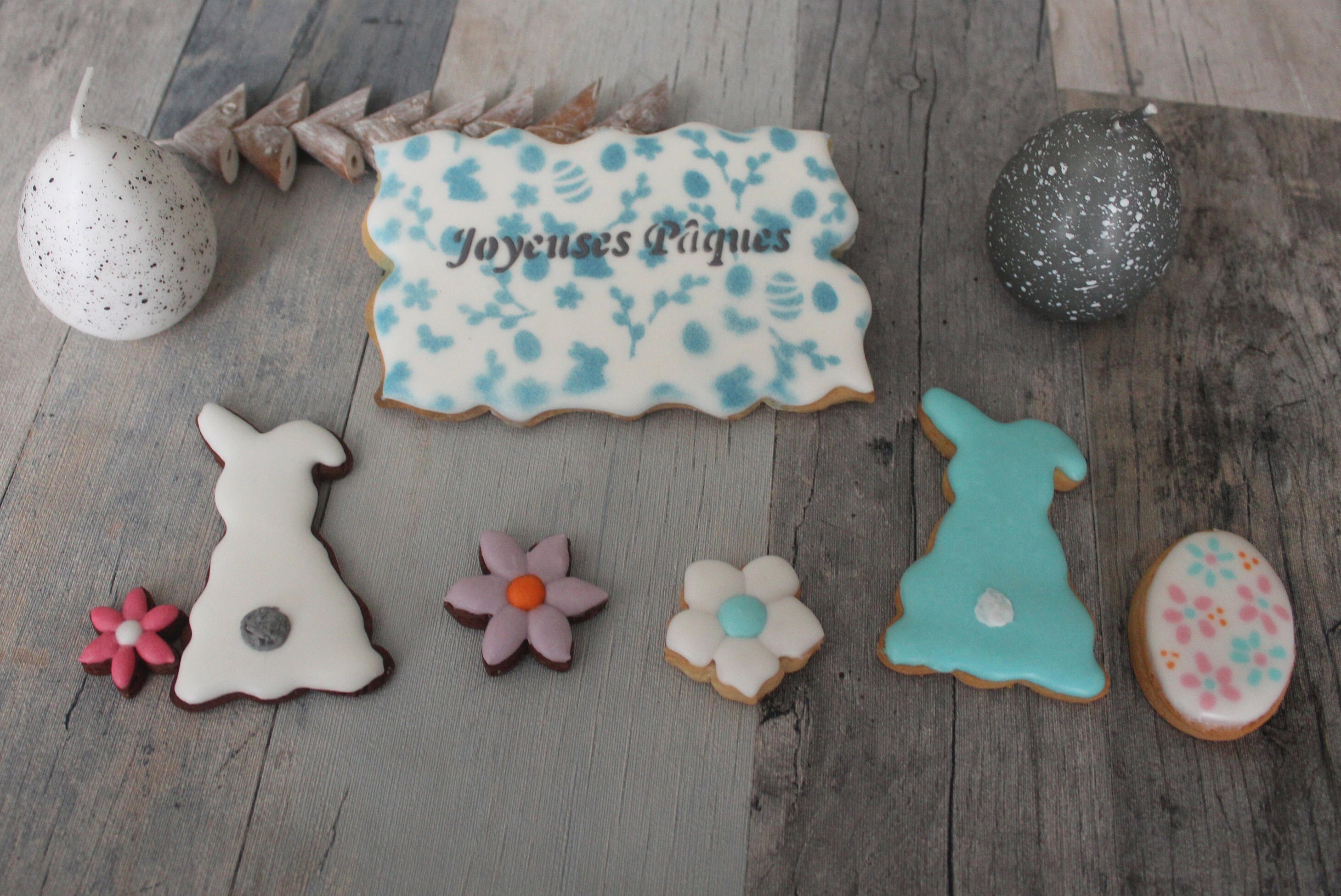 Coffret de 8 Biscuits Colorés, Sucrés, Décorés Joyeuses Pâques - 2 Lapins, Oeuf, Carotte, 3 Fleurs