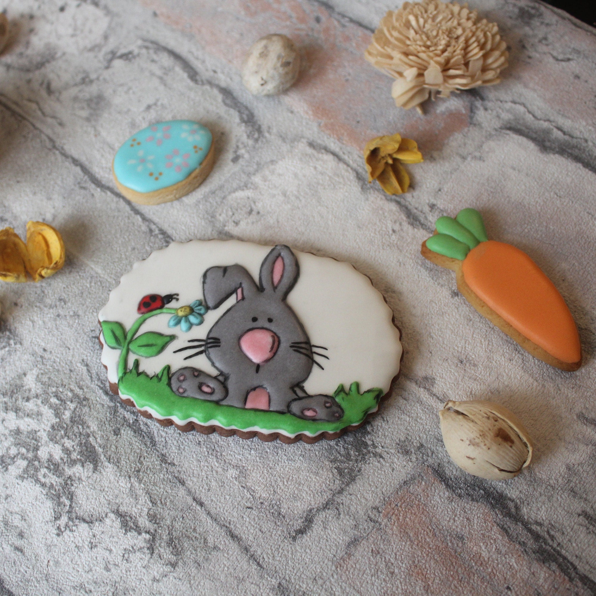 Coffret de Biscuits Colorés, Sucrés, Décorés Joyeuses Pâques - Lapins, Oeufs, Petit Poulet, Carotte