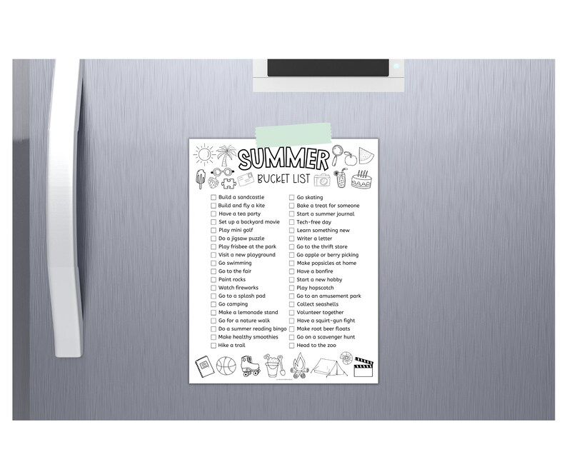 Op de afbeelding: Een zwart-wit 'Summer Bucket List' blad, vastgehouden door een groene magneet, is bevestigd aan een zilveren koelkastdeur. De lijst bevat zomeractiviteiten zoals zandkastelen bouwen en zwemmen.