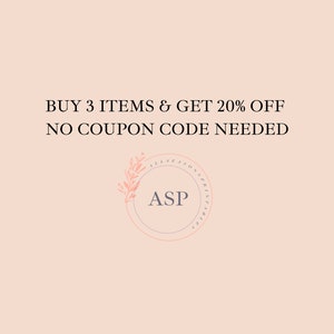 Puede incluir: Un gr&aacute;fico rosa y blanco con el texto "BUY 3 ITEMS & GET 20% OFF NO COUPON CODE NEEDED". Un dise&ntilde;o floral con el texto "ASP" est&aacute; en la esquina inferior derecha.