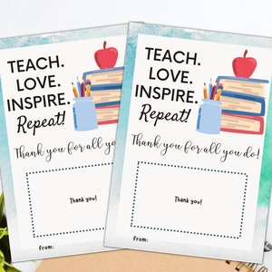 Peut inclure: Deux cartes aquarelle bleues et vertes avec le texte "TEACH. LOVE. INSPIRE. Repeat!" et une pile de livres, une pomme rouge et des crayons dans un bocal. Les cartes ont un espace pour un message et une ligne de signature. Le texte "Thank you for all you do!" est en bas de la carte.