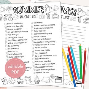 Op de afbeelding: Twee zwart-witte zomer bucketlist vellen met illustraties en activiteiten zoals het bouwen van een zandkasteel en het bezoeken van de dierentuin. Een bundel kleurpotloden ligt op het rechter vel. De woorden "editable PDF" staan op een roze cirkel.