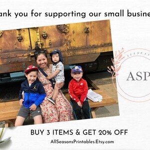 Peut inclure: Une famille de quatre personnes pose devant un wagon de train rouill&eacute;. La m&egrave;re porte une robe &agrave; fleurs et tient un jeune enfant. Deux autres enfants sont assis sur un banc en bois. L'image comprend le texte "BUY 3 ITEMS & GET 20% OFF" et "AllSeasonsPrintables.Etsy.com".