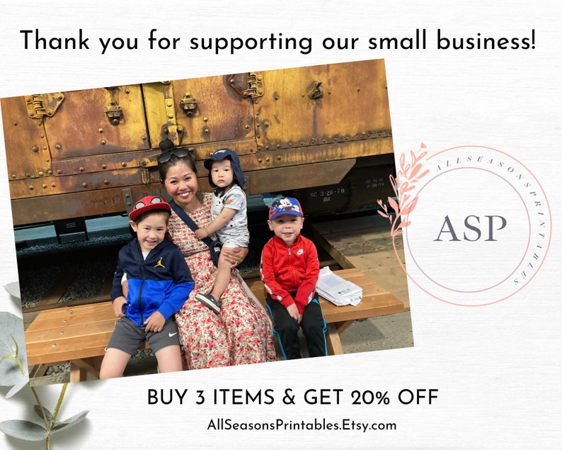 Peut inclure: Une famille de quatre personnes pose devant un wagon de train rouill&eacute;. La m&egrave;re porte une robe &agrave; fleurs et tient un jeune enfant. Deux autres enfants sont assis sur un banc en bois. L'image comprend le texte "BUY 3 ITEMS & GET 20% OFF" et "AllSeasonsPrintables.Etsy.com".
