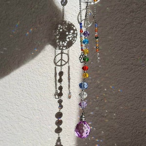 Longue décoration de fenêtre hippie attrape-soleil en cristal avec signe de la paix et symboles de patte, cadeau d'anniversaire image 4