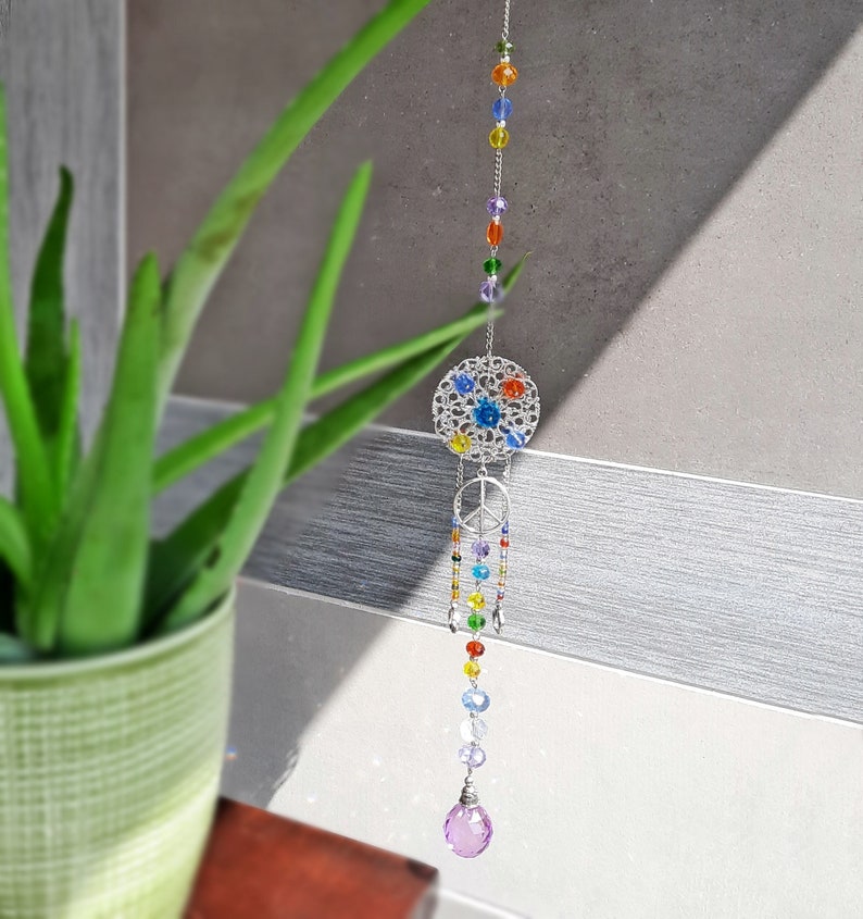 Longue décoration de fenêtre hippie attrape-soleil en cristal avec signe de la paix et symboles de patte, cadeau d'anniversaire image 2