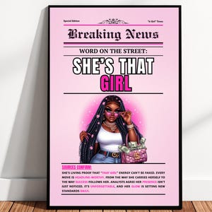 Może przedstawiać: Różowy plakat z nagłówkiem "Breaking News" i tekstem "She's That Girl". Przedstawiona jest ilustracja kobiety z długimi warkoczami, okularami przeciwsłonecznymi i torebką wypełnioną pieniędzmi. Plakat zawiera dodatkowy tekst.