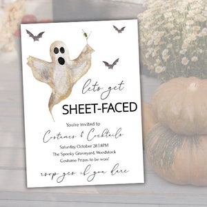 Może przedstawiać: Zaproszenie na imprezę Halloweenową z akwarelowym duchem trzymającym kieliszek martini. Tekst brzmi "Let's get sheet-faced" i zawiera informacje o imprezie, w tym datę, godzinę, miejsce i nagrody za kostiumy.
