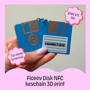 以下が含まれることがあります： 金属製のボールチェーンが付いた、青い3Dプリントのフロッピーディスク型キーホルダー2個。片方はグリッター仕上げで銀色のディテールがあり、もう片方は白いラベルに「CONNECT.EXE」という文字が書かれています。画像内のテキストは「3MF/STL file」および「Tap phone to interact」です。