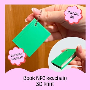 Può includere: Un portachiavi NFC a forma di libro stampato in 3D di colore verde con una catena argentata. Il portachiavi presenta il testo "Tap phone to interact" e "3MF/STL file" sull'immagine. È visibile anche il testo "Book NFC keychain 3D print".