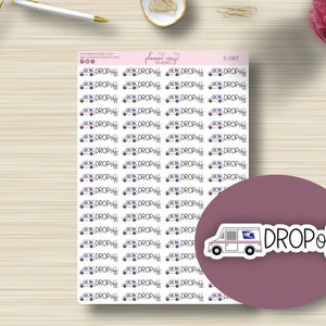 Könnte beinhalten: Eine Bogen mit Aufklebern, die einen weißen Postwagen mit dem Text "DROP off" in Schwarz zeigen. Die Aufkleber sind in einem Raster auf einem rosa Hintergrund angeordnet.