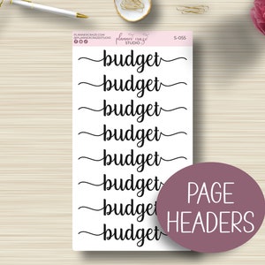 Puede incluir: Una hoja de papel de pegatina blanca con ocho encabezados "presupuesto" en cursiva negra. La hoja de pegatinas está etiquetada como "Encabezados de página" en un círculo.