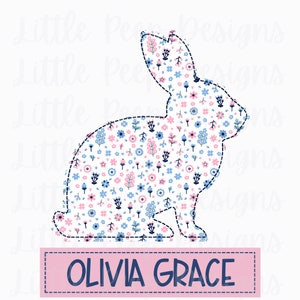 Op de afbeelding: Een bloemenkonijn silhouet met een gestippelde omtrek, gevuld met roze, blauwe en witte bloemen. Daaronder toont een roze rechthoek de naam "OLIVIA GRACE" in marineblauwe letters. Het ontwerp staat op een witte achtergrond.