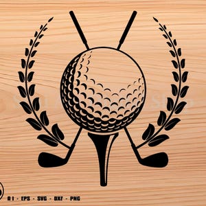 Può includere: Grafica a tema golf nera con una pallina da golf su un tee, mazze da golf incrociate e una corona d'alloro. Il design è ambientato su uno sfondo di legno marrone chiaro. L'immagine include il testo "AI - EPS - SVG - DXF - PNG".