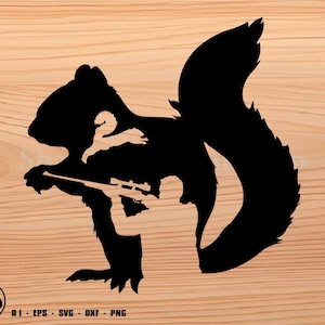 Könnte beinhalten: Schwarze Silhouette eines Eichhörnchens, das ein Gewehr hält, mit einem Jäger im Umriss des Eichhörnchens. Das Design befindet sich auf einem hellbraunen Holzmaserungshintergrund. Das Bild enthält den Text "Shot Art" und Dateityp-Abkürzungen.