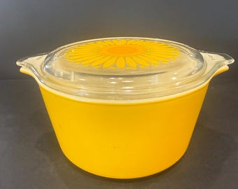 Vintage 1968 PYREX Sunflower Clear Lid with Yellow base 1 qt Casserole Dish - Small chip on edge of lid see photos