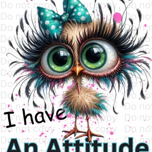 Pode incluir: Ilustração extravagante de um pássaro com olhos verdes grandes e expressivos e longos cílios. O pássaro tem um laço azul-petróleo com bolinhas brancas e penas coloridas. O texto diz "Apparently I have An Attitude who knew?"