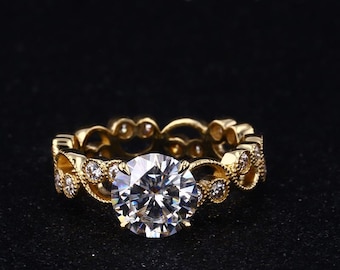 Anello di fidanzamento Art Déco con moissanite rotonda e alone nascosto, fede nuziale in oro giallo 14 carati con lavorazione milgrain, anello da sposa in stile antico con filigrana smerlata.