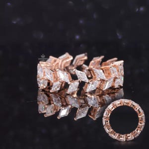 Drachenform Moissanit Eternity Band, 14K Rose Gold Chevron Ehering, Art Deco Zig Zag stapelbares Band, einzigartiger zierlicher Jubiläumsring