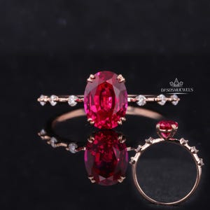 1,25 karat ovalslipad förlovningsring med röd rubin, 14 karat roséguld i art déco-stil med sidoaccent, vigselring med flytande bubbel, jubileumspresent till henne