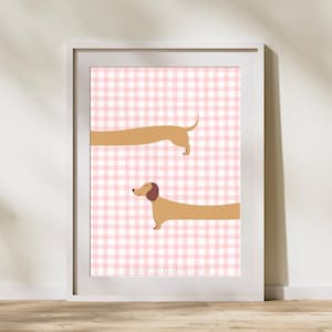 Stampa murale con bassotto lungo / Divertente bassotto su quadretti rosa da scaricare / Decorazione minimalista con cane / Stampa con simpatico bassotto