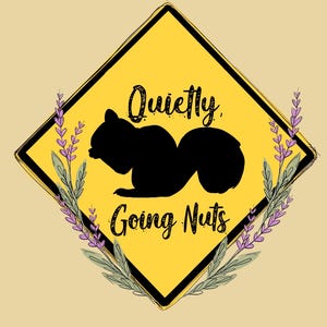 Puede incluir: Un letrero amarillo en forma de diamante con borde negro, con el texto "Quietly Going Nuts" y una silueta negra de ardilla. Ramas de lavanda y hojas verdes enmarcan el letrero sobre un fondo crema.