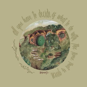 Puede incluir: Pintura a la acuarela de un agujero hobbit con una puerta verde, enmarcada en un círculo. La imagen presenta una cita de Gandalf: "Todo lo que tienes que decidir es qué hacer con el tiempo que se te da."