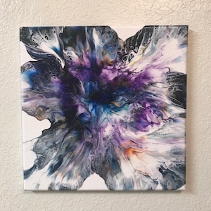 Peut inclure: Peinture abstraite sur toile avec des couleurs tourbillonnantes de blanc, noir, violet, bleu et orange. Les couleurs créent une forme de fleur au centre de la toile.