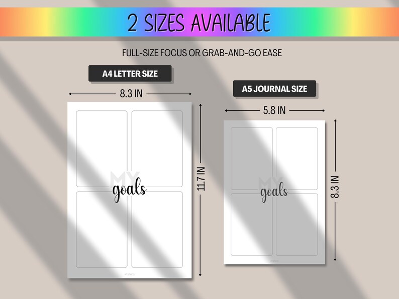 Peut inclure: Deux journaux blancs pour la d&eacute;finition d'objectifs sont pr&eacute;sent&eacute;s, un format A4 (21 cm x 29,7 cm) et un format A5 (14,8 cm x 21 cm). Chaque journal comporte quatre sections et le mot "goals". Le texte "2 SIZES AVAILABLE" est en haut.