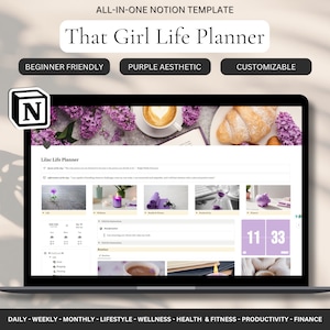 Op de afbeelding: Een laptopscherm dat een Notion-sjabloon toont genaamd "Lilac Life Planner" met een paarse esthetiek. De sjabloon bevat secties voor dagelijks, wekelijks, maandelijks, levensstijl, welzijn, gezondheid en fitness, productiviteit en financiën. Het scherm is omringd door een paarse bloemenarrangement, een kopje koffie en een croissant.