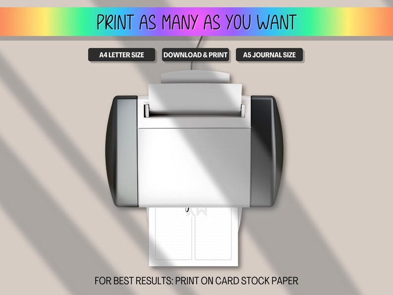 Peut inclure: Une imprimante blanche imprime une page avec un motif quadrill&eacute;. L'image comprend le texte "PRINT AS MANY AS YOU WANT", "A4 LETTER SIZE", "DOWNLOAD & PRINT" et "A5 JOURNAL SIZE". Le texte "FOR BEST RESULTS: PRINT ON CARD STOCK PAPER" est &eacute;galement visible.