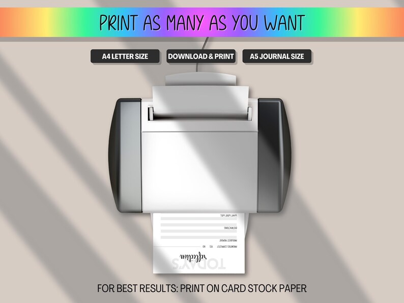 Pode incluir: Uma impressora branca com detalhes em preto imprime um documento. A imagem inclui o texto "PRINT AS MANY AS YOU WANT", "A4 LETTER SIZE", "DOWNLOAD & PRINT" e "A5 JOURNAL SIZE". O texto "FOR BEST RESULTS: PRINT ON CARD STOCK PAPER" tamb&eacute;m &eacute; vis&iacute;vel.
