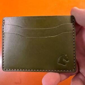 Handgefertigtes Kartenetui aus Grün Echtleder – minimalistisches Slim Wallet für Herren & Damen | DEBBAG Leather Goods