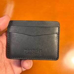 Handgefertigtes Kartenetui aus schwarzem Echtleder – minimalistisches Slim Wallet für Herren & Damen | DEBBAG Leather Goods