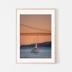 Lissabon Portugal Reise Poster, Lisboa Print Wandkunst, Boot Segel Fotografie Sonnenuntergang, Strand Haus Dekor, Lissabon Wand Nautik Dekor, Brücke