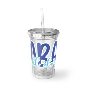 Puede incluir: Vaso transparente de doble pared con tapa y pajita. El vaso presenta el texto "ABA all day" en azul y azul claro. Diseñado para bebidas frías.