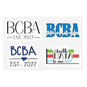 以下が含まれることがあります： 黒と青のテキストが入った4つの白いステッカー。3つのステッカーには「BCBA」と「EST. 2022」と書かれています。1つのステッカーには「BCBA Behavior Analyst」と書かれています。4番目のステッカーにはグラフとともに「talk DATA to me」と書かれています。