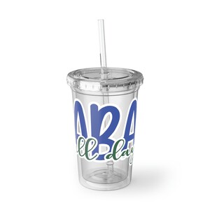 Puede incluir: Un vaso de plástico transparente con un diseño azul y verde que dice "ABA all day". El vaso tiene una tapa y una pajita.