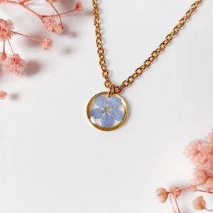 Collana con veri fiori nontiscordardime // collana di fiori pressati fatti a mano, gioielli in resina, oro e argento, regalo per San Valentino