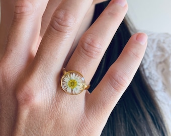 Gänseblümchen Ring // handgemacht echt gepresste Blüte Blumen Resin gold natur Geburtsblume verstellbar boho Geschenk für Sie Weihnachten