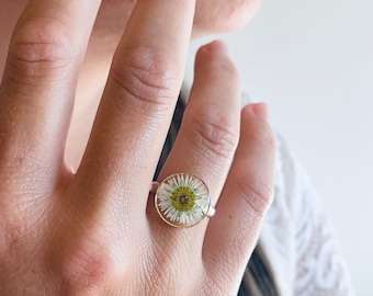 Resin Ring with real dried daisy flower // handmade pressed flower ring adjustable promisering nature jewelry boho gift for woman birthday