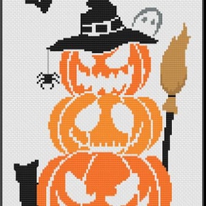 Może przedstawiać: Wzór haftu krzyżykowego przedstawiający trzy ułożone w stos pomarańczowe dynie z wyrzeźbionymi twarzami, zwieńczone kapeluszem czarownicy. Czarny kot, pająk, nietoperze, duch i miotła dopełniają motyw Halloween.