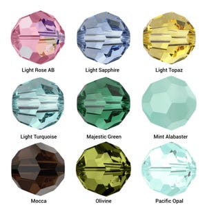 Pode incluir: Nove contas de cristal facetadas em várias cores, incluindo rosa claro, safira clara, topázio claro, turquesa clara, verde majestoso, alabastro menta, mocca, olivina e opala pacífico. Cada conta é rotulada com o seu nome de cor.